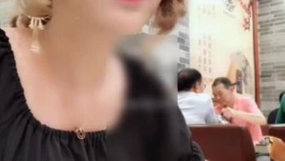 【精品福利】高颜值气质女神美女和情人在饭店吃到一半时到厕所高清版! 1V